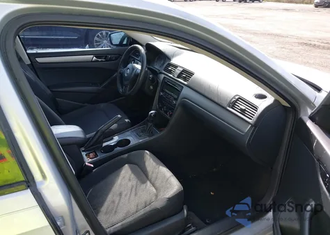 2014 Volkswagen Passat 2.5L S z USA, uszkodzony, nr VIN 1VWAH7A31EC017598